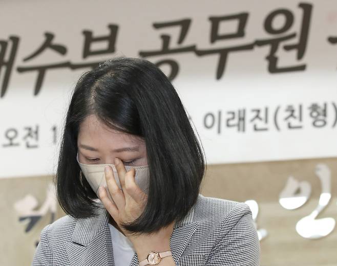 [서울=뉴시스] 김금보 기자=지난달 17일 북한 피살 해양수산부 공무원의 배우자가 서울 서초구 변호사회관에서 기자회견을 하고 있다. 2022.06.17. kgb@newsis.com