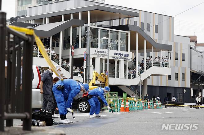 [나라=AP/뉴시스] 아베 신조 전 일본 총리가 8일 나라에서 선거 연설 중 총격으로 쓰러져 경찰이 현장을 조사하고 있다. 아베 전 총리는 나라시에서 참의원 선거를 앞두고 유세 중 총성이 들리면서 가슴 부위에 피를 흘리며 쓰러져 심정지 상태인 것으로 알려졌다. 2022.07.08.