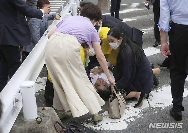 [나라=AP/뉴시스] 아베 신조 전 일본 총리가 8일 나라에서 선거 연설 중 총격으로 땅바닥에 쓰러져 있다. 아베 전 총리는 나라시에서 참의원 선거를 앞두고 유세 중 들려온 총성과 함께 가슴 부위에 피를 흘리며 쓰러져 심정지 상태인 것으로 알려졌다. 2022.07.08.