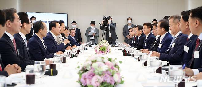 [서울=뉴시스] 홍효식 기자 = 윤석열 대통령이 8일 서울 용산 대통령실 청사에서 열린 제1차 민선 8기 시·도지사 간담회에서 발언하고 있다. 2022.07.08. yesphoto@newsis.com