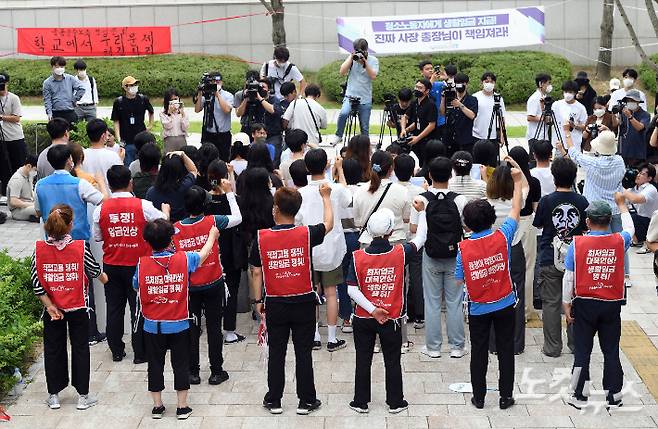 연세대학교 학생들과 청소경비 노동자들이 6일 오전 서울 서대문구 연세대학교 백양관 앞에서 기자회견을 열고 연세대가 청소경비 노동자 처우 개선에 책임질 것을 촉구하고 있다. 황진환 기자