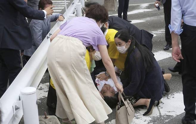 아베 신조 전 일본 총리가 8일 오전 일본 나라현 나라시 소재 야마토사이다이지역 인근 노상에 쓰러져 있다. 연합뉴스