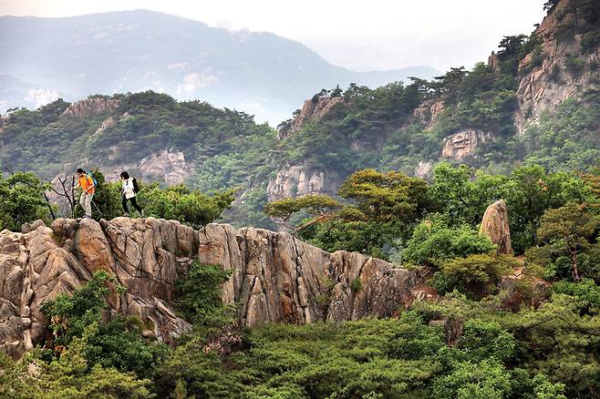 서울 방면 코스에 비해 상대적으로 등산객이 적으며, 경치도 수려하다. 도시의 산이라 믿어지지 않을 정도로 소나무와 암릉이 조화를 이룬 곳이 많다.