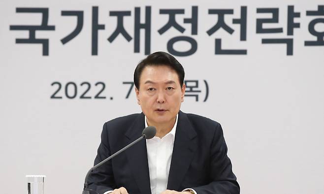 윤석열 대통령이 7일 충북 청주 서원구 충북대학교에서 열린 국가재정전략회의에서 발언하고 있다. 뉴시스