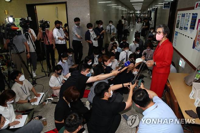 이준석 대표 징계 심의 전 발언하는 이양희 윤리위원장 (서울=연합뉴스) 이정훈 기자 = 국민의힘 이양희 윤리위원장이 7일 오후 국회 대회의실에서 열리는 이준석 대표의 '성 상납 증거 인멸 교사' 의혹에 대한 당 중앙윤리위원회의에 참석하며 발언하고 있다. 2022.7.7 [공동취재] uwg806@yna.co.kr