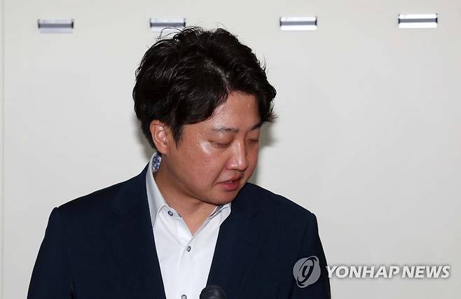 이준석의 '입장' (서울=연합뉴스) 이정훈 기자 = 국민의힘 이준석 대표가 7일 저녁 국회 당 대회의실에서 열린 중앙윤리위원회의에 출석하고 있다. 2022.7.7 [공동취재] uwg806@yna.co.kr