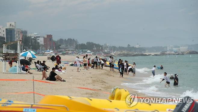 동해안으로 오세요 (강릉=연합뉴스) 유형재 기자 = 개장을 하루 앞둔 7일 강원 강릉시 경포해수욕장에서 피서객들이 무더위를 식히고 있다.
    경포를 비롯한 강원 동해안 83개 해수욕장은 내일부터 차례로 개장, 8월 28일까지 운영된다. 2022.7.7 yoo21@yna.co.kr