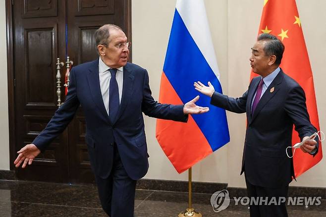 G20 개최지서 회동하는 러ㆍ중 외교장관들 (덴파사르 AFP=연합뉴스) 세르게이 라브로프 러시아 외교장관(왼쪽)이 7일 주요 20개국(G20) 외교장관 회의가 열리는 인도네시아 덴파사르에서 왕이 중국 외교부장을 만나고 있다. 2022.7.8 jsmoon@yna.co.kr