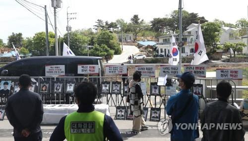 문 전 대통령 양산 평산마을 사저 앞 집회 [연합뉴스 자료사진]