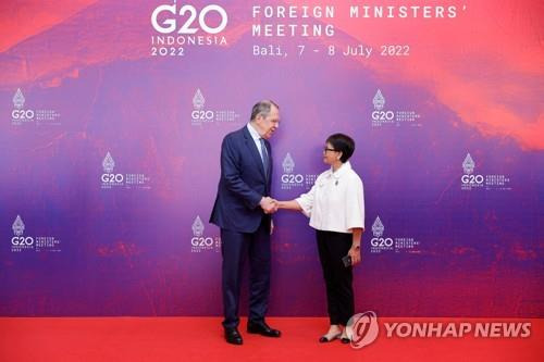 G20 외교장관회의 본회의 (발리 AP=연합뉴스) 8일 세르게이 라브로프 러시아 외교장관(왼쪽)과 레트노 마르수디 인도네시아 외무장관이 G20 외교장관회 본회의에 앞서 인사를 나누고 있다. 2022.7.8 photo@yna.co.kr