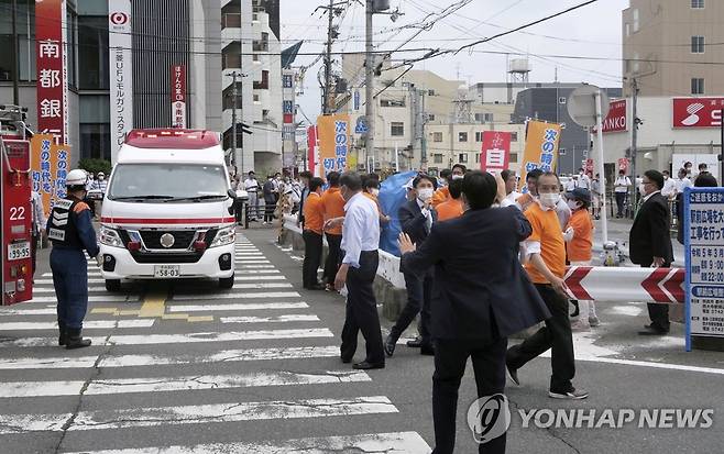 아베 전 일본 총리 저격 직후의 현장 (나라 로이터=연합뉴스) 아베 신조 전 일본 총리가 8일 서부 나라현에서 참의원 선거의 유세에 나서는 도중 총격을 받은 직후의 현장 모습. [교도 통신 제공] 2022.7.8 jsmoon@yna.co.kr