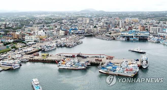 한림항 어선 화재 현장 (제주=연합뉴스) 박지호 기자 = 지난 7일 오전 제주시 한림읍 한림항 내 정박한 어선에서 화재가 발생했다.
    사진은 8일 오전 사고 현장의 모습. 2022.7.8 jihopark@yna.co.kr