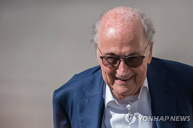 미소 지으며 법정 들어서는 제프 블라터 전 FIFA 회장 (AFP=연합뉴스) 제프 블라터 전 국제축구연맹(FIFA) 회장이 8일(현지시간) 스위스 남부 도시 벨린초나에 있는 스위스 연방형사법원으로 향하고 있다. 2022.7.8 photo@yna.co.kr