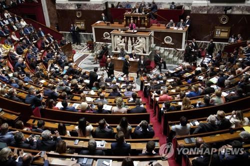 프랑스 하원에서 연설하는 엘리자베트 보른 총리 [AP=연합뉴스 자료사진. 재판매 및 DB 금지]