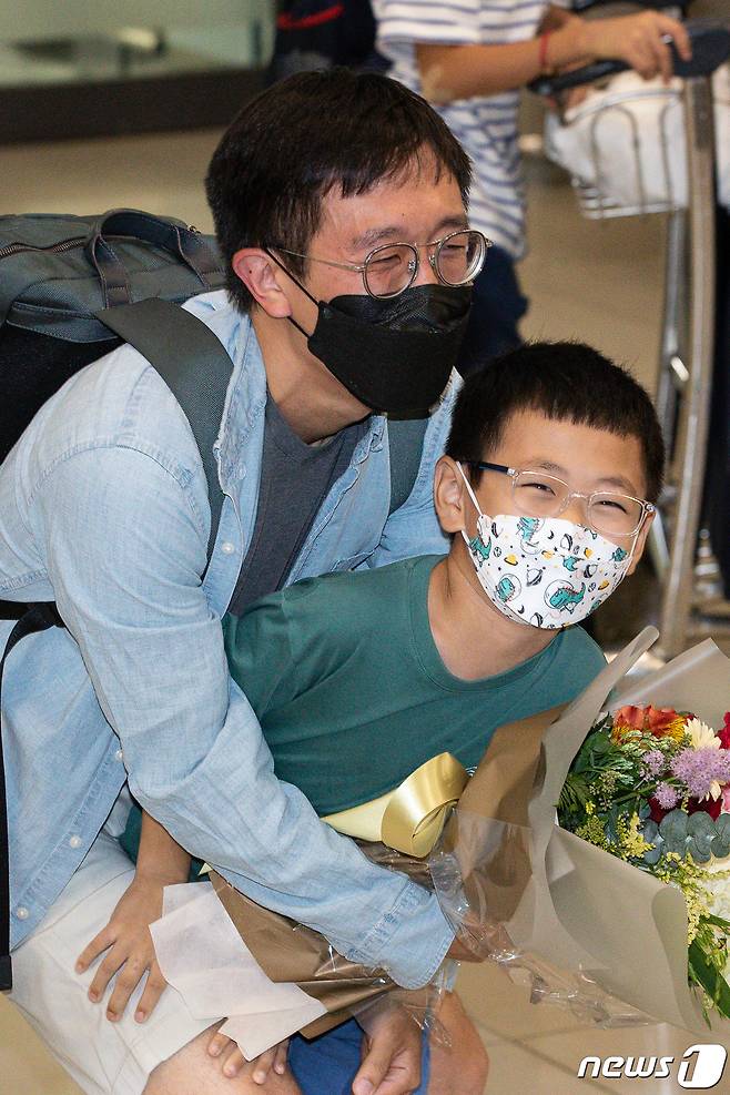 '수학계의 노벨상'으로 불리는 필즈상을 수상한 허준이 미국 프린스턴대학교 교수(한국 고등과학원 석학교수)가 8일 인천국제공항을 통해 귀국해 아들과 기쁨을 나누고 있다. '필즈상'(Fields Medal)은 국제수학연맹(IMU)이 4년마다 개최하는 세계수학자대회(ICM)에서 만 40세 미만의 수학자에게 수여하는 수학계 최고의 상이다. 2022.7.8/뉴스1 © News1 유승관 기자