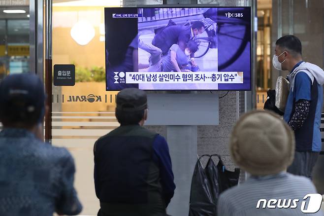 8일 오후 대구 북구 태평로 대구역 맞이방에서 시민들이 아베 신조(安倍晋三) 전 일본 총리 피격 관련 뉴스 속보를 시청하고 있다. 2022.7.8/뉴스1 © News1 공정식 기자