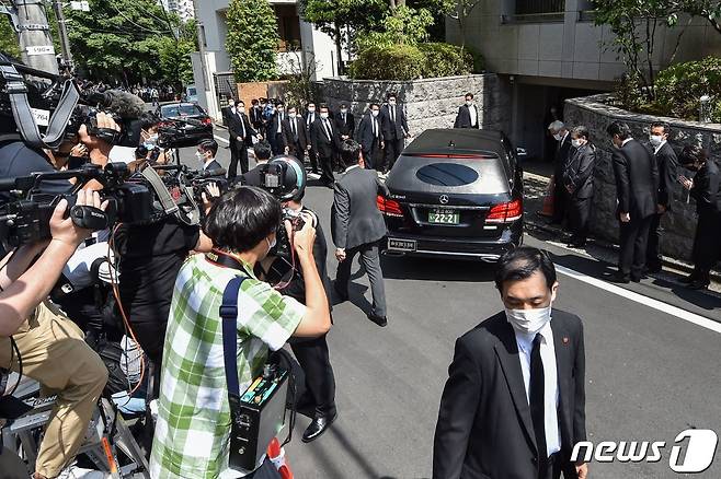 아베 신조 전 일본 총리가 선거 유세중 총에 맞고 숨진 다음날인 9일 일본 도쿄 소재 아베 전 총리의 자택으로 운구 차량이 들어서고 있다. © AFP=뉴스1 © News1 이성철 기자