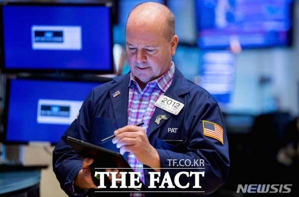 경기침체 우려속에 견실한 고용지표가 나온 8일(현지시각) 뉴욕주식시장의 주요 지수가 혼조세를 마감했다. 나스닥 지수만 상승했다. 뉴욕증권거래소 직원이 심각한 표정으로 태블릿에 표시를 하고 있다. /뉴시스