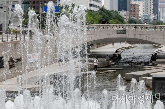 폭염이 이어지고 있는 6일 서울 종로구 청계천을 찾은 시민들이 더위를 식히고 있다./강진형 기자aymsdream@