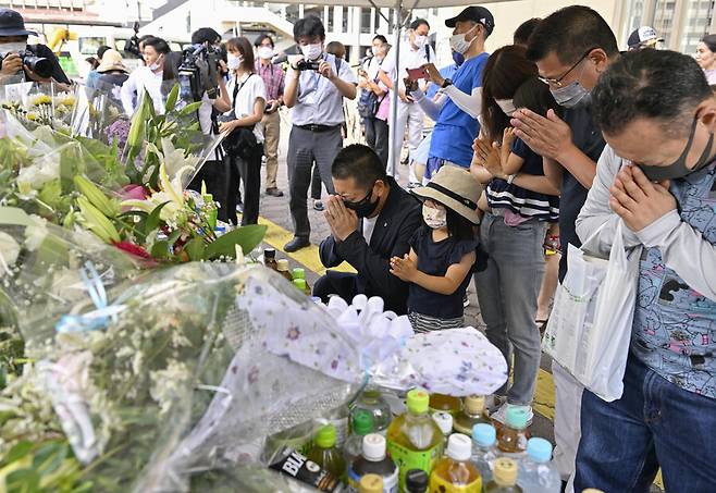 아베 전 총리 죽음에 대한 추모도 계속 이어지고 있다. 총격이 있었던 일본 간사이에 속하는 나라현 야마토사이다이지역 근처에 마련된 헌화대에는 아베 전 총리를 추모하는 행렬이 끊이지 않고 있다. AP 연합뉴스