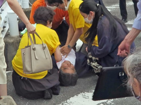 8일 일본 나라시에서 의료진이 총을 맞고 쓰러진 아베 신조 전 총리의 심장마사지를 하고 있다. [AP=연합뉴스]