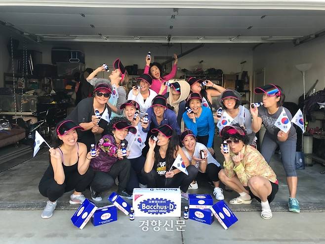 차고에서, 야외에서 연습을 게을리 하지 않는 Ajumma EXP의 목표는 지난 1월 음악 저작권 문제로 성사되지 못해 아쉬운 백악관 공연을 완성하는 것이다. 나아가 80대가 되어서도 춤을 출 수 있는 할머니 댄스 공연팀이 되는 것이다. Ajumma EXP 제공