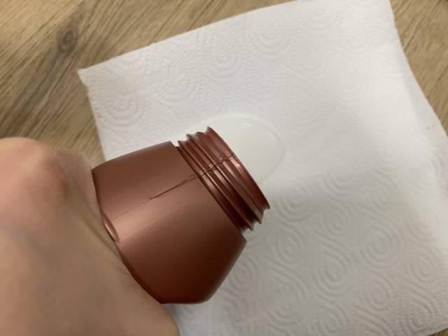 유통기한 지난 섬유유연제를 휴지에 적셔 버리는 모습. 김민영 인턴기자