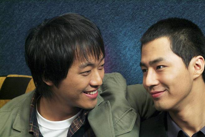 `비열한 거리`의 병두(조인성)는 영화감독이 된 동창 민호를 만나 조폭 생활에 대해서 이야기해준다. <사진 제공=CJ ENM>