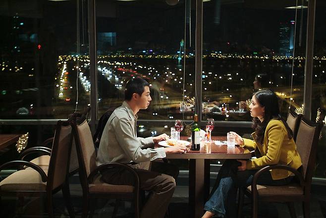 병두가 꿈꾸는 것은 뒷골목 세계 평정 같은 것이 아니다. 그는 그저 사랑하는 이와 평범한 가정을 꾸리고 싶어 한다.<사진 제공=CJ ENM>