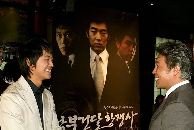 민호가 만든 `남부건달 항쟁사`는 병두의 살인 사건을 흥미로운 에피소드 중 하나로 다룬다. 병두는 "누구에게도 말하면 안 된다"고 친구에게 당부했던 자신의 비밀이 영화관 스크린에서 상영되는 것을 보고 충격을 받는다.<사진 제공=CJ ENM>