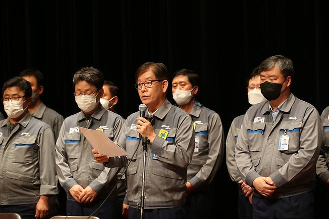 박두선(가운데) 대주조선해양 사장이 7일 거제 옥포조선소에서 기자간담회를 열고 하청지회 파업에 대한 입장을 밝히고 있다. [대우조선해양 제공]