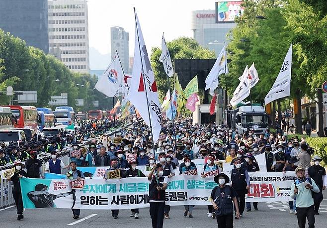 지난 2일 서울 중구 서울시청 앞 광장과 세종대로 일대에서 열린 ‘2022 민주노총 전국노동자대회’ 참가자들이 대통령 집무실 근처인 서울 지하철 4·6호선 삼각지역까지 행진하고 있다. 연합뉴스