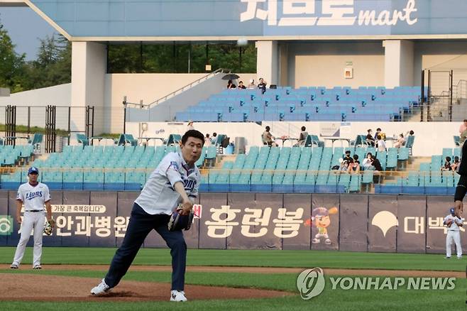 시구하는 포항시장 (포항=연합뉴스) 지난 5일 대구 삼성라이온즈파크에서 열린 프로야구 삼성과 LG 경기에서 이강덕 경북 포항시장이 '제60회 경북도민체육대회' 성공 개최를 기원하며 시구를 하고 있다. 2022.7.5 [포항시 제공. 재판매 및 DB 금지] sds123@yna.co.kr