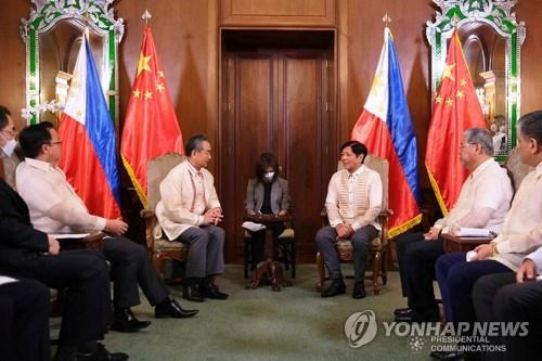 지난 6일 왕이 중국 외교부장을 접견중인 페르디난드 마르코스 필리핀 대통령 [로이터=연합뉴스 자료사진. 재판매 및 DB 금지]