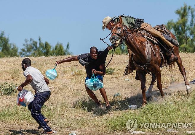 지난해 9월 아이티 난민을 위협하는 미국 기마 순찰대원 [AFP 연합뉴스 자료사진. 재판매 및 DB 금지]