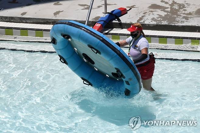 미국 한 수영장의 인명구조요원 [게티이미지/AFP 연합뉴스 자료사진. 재판매 및 DB 금지]