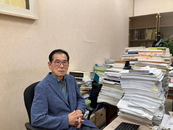 김원배 범죄수사연구관 (서울=연합뉴스) 오명언 기자 = 지난 6일 서울 서대문구 경찰청 사무실에서 김원배 범죄수사연구관이 포즈를 취하고 있다. 2022.7.6