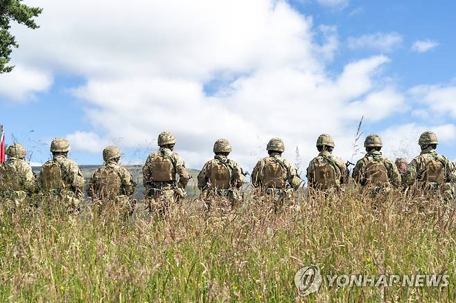 7일 맨체스터 인근 훈련소서 훈련받는 우크라이나 신병들 [AP 연합뉴스 자료사진. 재판매 및 DB 금지]