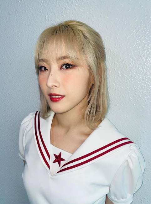 This months girl Hassle thanked her fans.On the 9th, Hastle said through the official Instagram of the Loona, Flippedped That Behind 3 (The Mambang) Oh light!!Thank you for loving me so much, I posted a picture with my article Won, Dong, Power .Hassel, in the photo, boasted a colorful beauty with dark makeup. The thin body attracts attention.Meanwhile, the Loona, who has completed her new song activities, will open her debut World Tour Luna the World (LOONA THE WORLD) starting in Los Angeles on August 1.