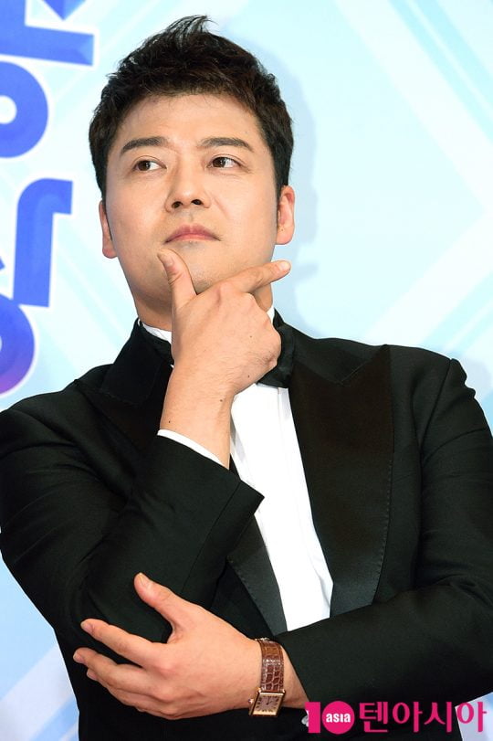 Broadcaster Jun Hyun-moo has erased all of his ex-girlfriend Lee Hye-sungs traces - now hes the Icon of Tminnam, guaranteed to laugh and even ratings.Jun Hyun-moo returned to MBC entertainment I Live Alone in June last year with a special feature of 400 times.The company has combined stable progress with chemistry with Rainbow members to boost ratings, which is a character named Tminnam.Tminnam means a man sensitive to trends. Jun Hyun-moo is a nickname given to the start of the house interiors with various popular items.Jun Hyun-moo has gone beyond the Interiors to food and fashion.At the beginning, it seemed to brainwash viewers with the nickname Tminnam, but Jun Hyun-moo was sincere about the trend.As a result, Tminnam was placed in front of Jun Hyun-moos name, not Lucifer, Lee Hye-sungs ex-boyfriend.Jun Hyun-moo, who gained confidence in I live alone, also increased his batting average in Tokpawon 25 oclock and Power of omniscient meddling.In Tokpawon 25 oclock, I make a word that sticks to the mouth of Let me out.Tokpawon 25 oclock started as a pilot and was organized regularly, and Point of Omniscient Interfere also recently created various works.Jun Hyun-moo laughed at the Point of omniscient meddling broadcast on the 9th.Girl group Aespa has been in a video conversation with Lee Soo-man, general producer of the agency.Lee Soo-man, general producer, left the word Jun Hyun-moo Uncle to Aespa members Good luck!Member Giselle asked after the video call, What is Jun Hyun-moo? Carina replied, Hes the one on the panel at the point of electric meddling.I thought it was unattended at night, Giselle explained, which Jun Hyun-moo, who saw in the studio, said, Give me this, put it on social media.Jun Hyun-moo posted the job directly on his SNS after the broadcast.The promise must be kept by the man #Point Point of Omniscient InterfereAespa #JunHiun-moo #Giselle, no evening ; he wrote.Many netizens who have encountered this are responding in various ways, saying, It was really funny.As a nickname of Tminnam, Jun Hyun-moo is interested in all trendy things these days.It was Jun Hyun-moo, who seemed temporary at first but showed a real sincerity to the trend.Jun Hyun-moo, who has caught up with laughter and box office, is expected to continue.
