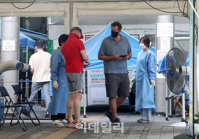 7일 서울 용산보건소 코로나19 선별진료소에서 시민들이 검사를 받기 위해 대기하고 있다.(사진=김태형 기자)