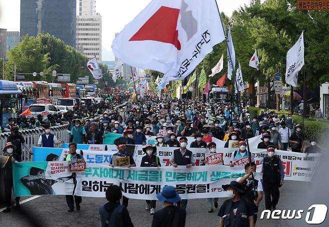 전국민주노동조합총연맹(민주노총) 소속 조합원들이 지난 2일 오후 열린 '7.2전국노동자대회'에서 서울광장을 출발해 대통령집무실이 있는 삼각지역 인근에 도착하고 있다. 2022.7.2/뉴스1 © News1 구윤성 기자