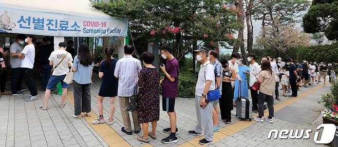 10일 오전 서울 용산구보건소 신종 코로나 바이러스 감염증(코로나19) 선별진료소에서 시민들이 검사를 기다리고 있다. 2022.7.10/뉴스1 © News1 박지혜 기자