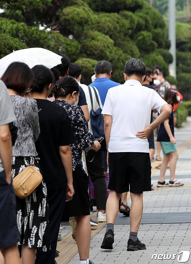 10일 오전 서울 용산구보건소 신종 코로나 바이러스 감염증(코로나19) 선별진료소에서 시민들이 검사를 기다리고 있다. 질병관리청 중앙방역대책본부는 이날 0시 기준 코로나19 신규 확진자가 2만410명 발생했다고 밝혔다. 2022.7.10/뉴스1 © News1 박지혜 기자