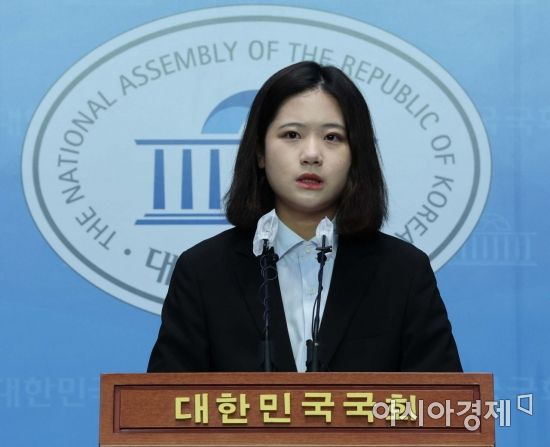 6·1지방선거를 8일 앞둔 24일 국회 소통관에서 박지현 더불어민주당 공동비상대책위원장이 마지막 지지층 결집을 위한 대국민 호소 기자회견을 하고 있다./윤동주 기자 doso7@