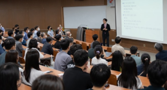 윤석열 캠프에서 주택정책 설계를 총괄했던 김경환 서강대 교수가 최근 서강대에서 퇴임기념고별 강의를 했다. /김경환 교수 제공