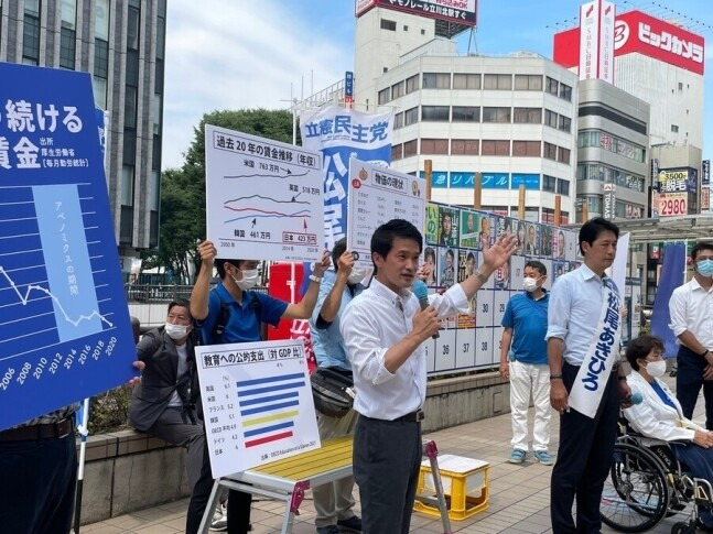 지난해 다큐멘터리 <왜 당신은 총리가 될 수 없는가>의 인기로 대중적 인지도가 높아진 오가와 준야 입헌민주당 정조회장이 지난 2일 도쿄 다치카와역 광장 거리 유세에서 지지를 호소하고 있다. 도쿄/김소연 특파원