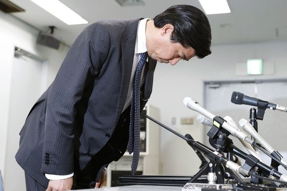 9일 오니즈카 도모아키 일본 나라현 경찰 본부장이 기자회견에서 경호 실패를 인정하며 고개를 숙이고 있다. 교도통신=연합뉴스