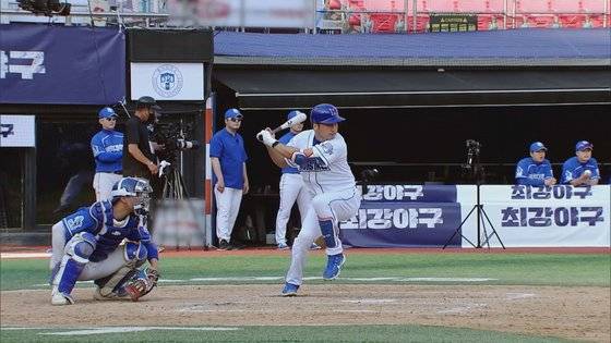 JTBC 야구예능 '최강야구'에서 이택근 선수가 타격을 하고 있다. [사진 JTBC]