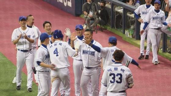 JTBC 야구예능 '최강야구'에서 첫 홈런을 친 서동욱 선수를 동료들이 축하해주고 있다. [사진 JTBC]